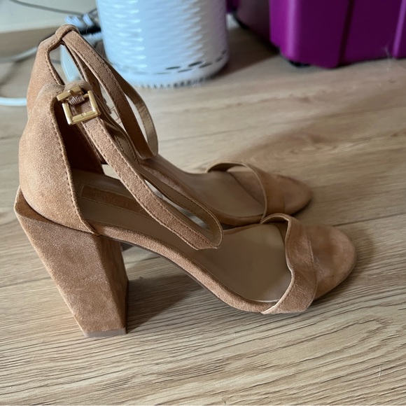 Heels - Picture 3 of 3